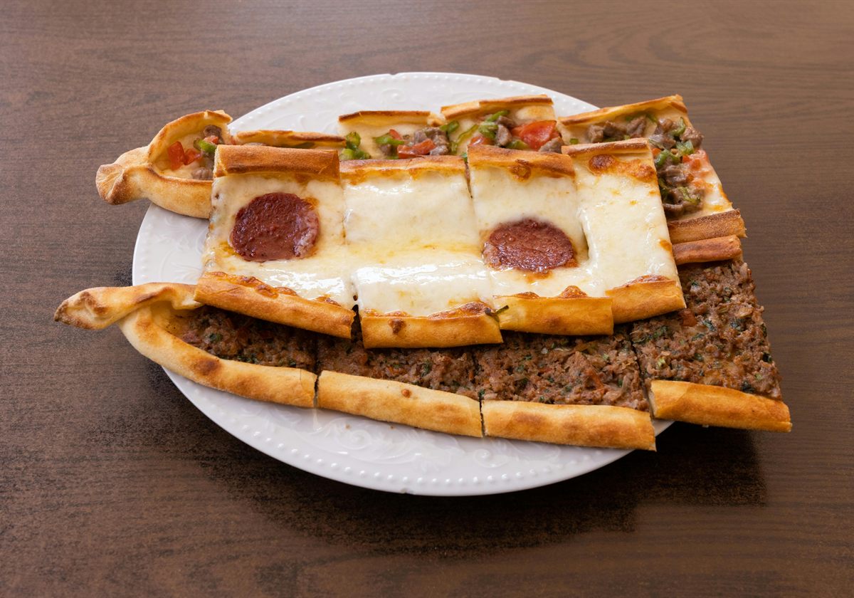Frisch servierte Pide aus der türkischen Küche in Wesel mit würzigem Belag